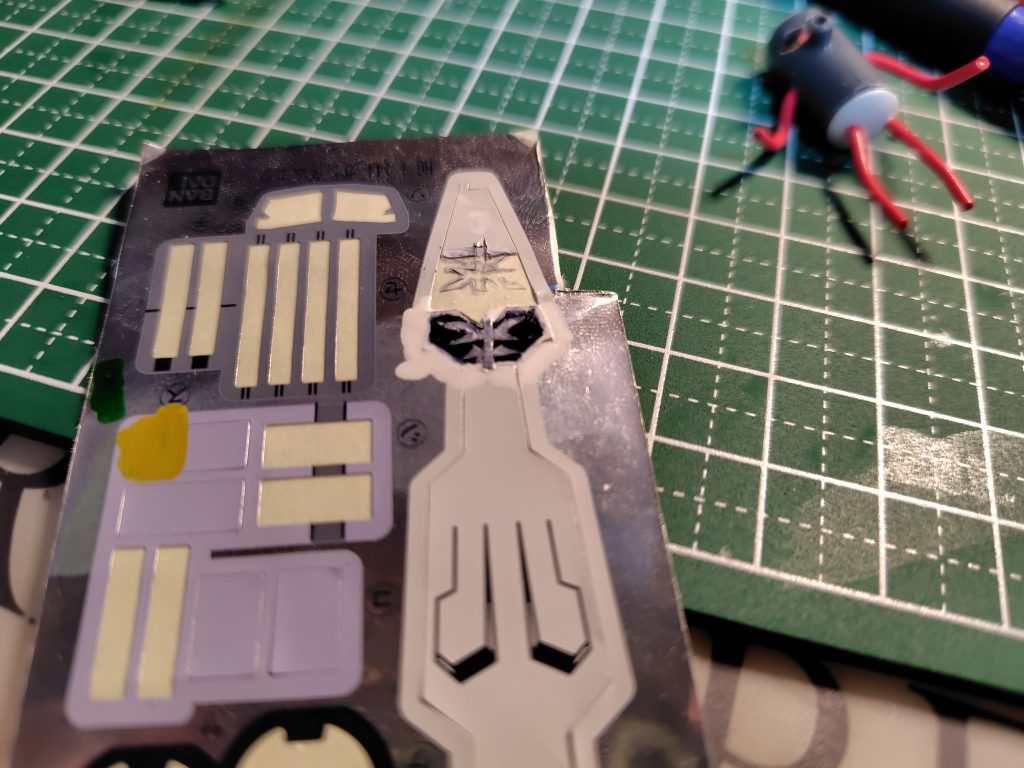 黒く塗ったシールの上に切り抜いた白シールを重ねてシールを作ります