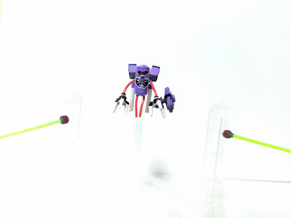 背中のファンネルからビームが出ます