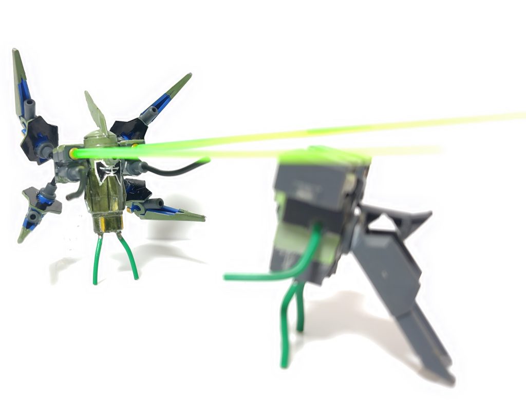 肩の砲口からビームが出ます