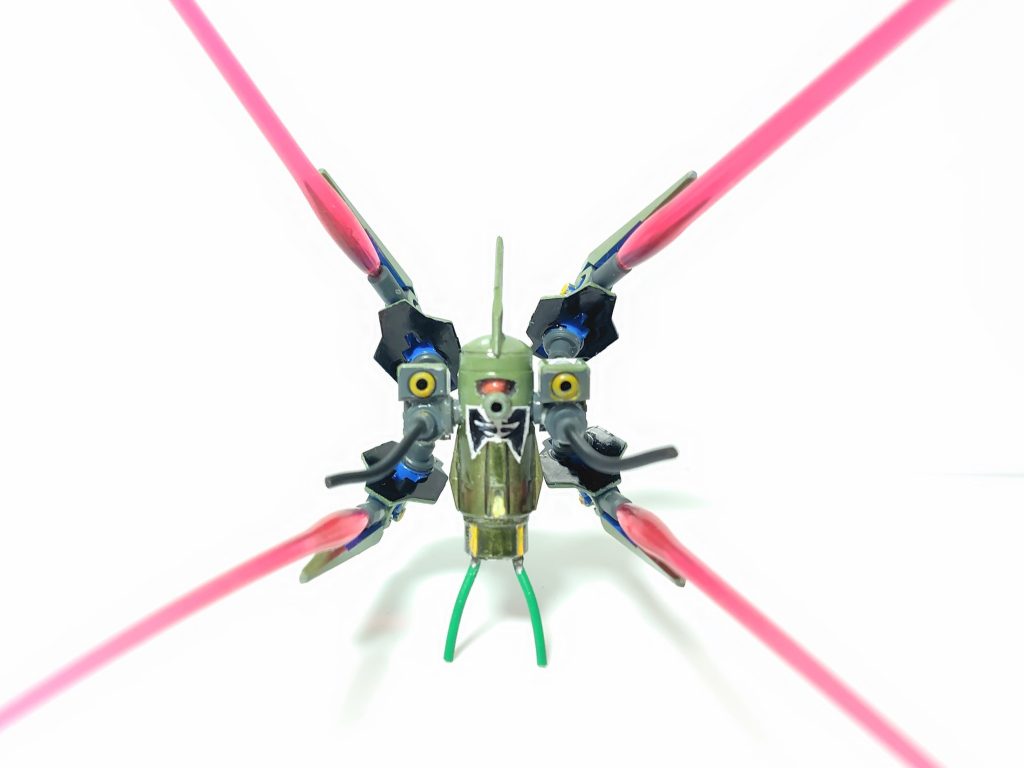 腕部を前方に向けて戦闘形態バインダーからはビームが出ます