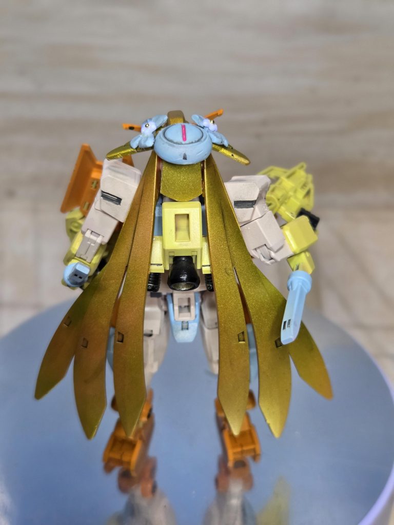 頭部に小型レドーム  ノーベルの髪(放熱板)と干渉するのでコアサーベルを肘に移動して空いた所にノーベルのバックパックを半分に割った物を増設