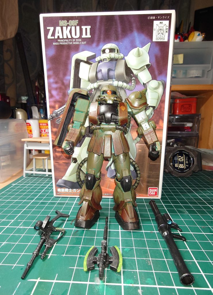 ザクバズーカは旧キットの武器セットから　脚部につけるロケットランチャーも作りましたが、脚に取り付けるベルトが寸足らずで断念…別のキットに使いますか　デカールをいつもより増やしてリアルタイプ風にしています