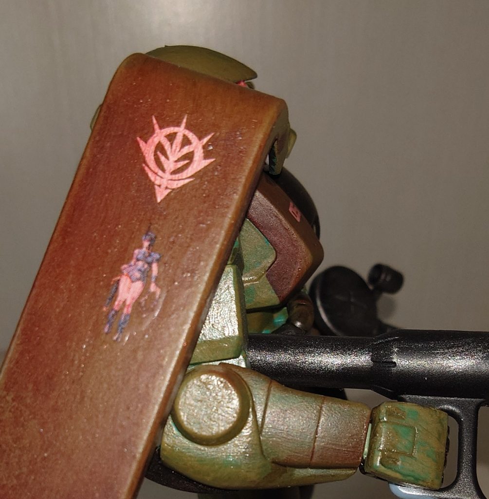 ジオン国章とザクレディのデカールを貼っています