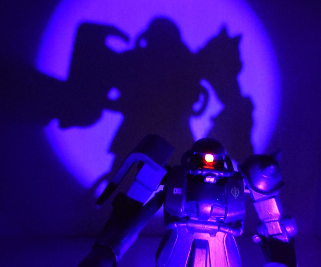 モノアイはHアイズ（クリア）の裏に蛍光レッドを塗布　本来は蛍光ピンクですが、ジークアクスの一話で、戦闘デバイスを組み込まれたザクのモノアイの色が赤系に変わった演出が気に入ったので蛍光レッドを使っています