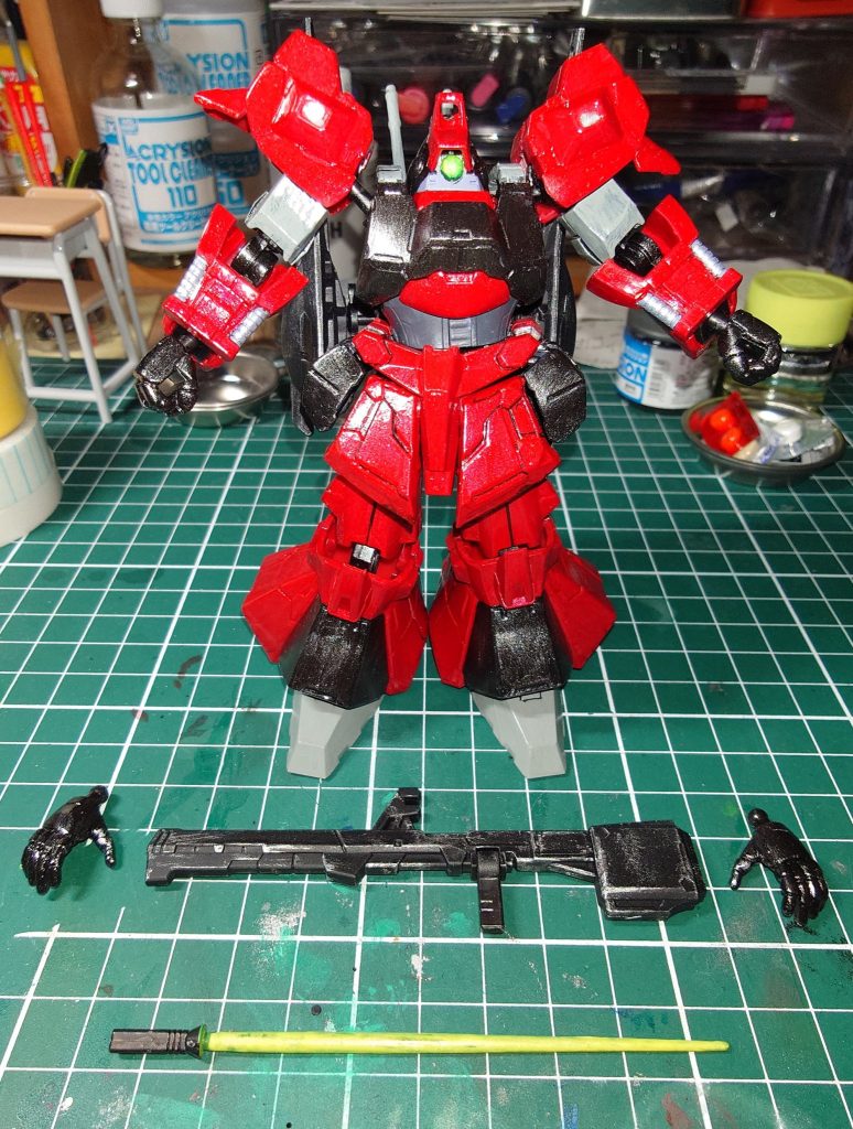 塗料はアクリジョン 赤い部分はベースレッド→メタリックレッド→クリアーレッド→光沢トップコート 黒い部分はアッセンブルカラーのベースブラック→メタルブラック→光沢トップコート グレーの部分はベースグレー→軍艦色(1) モノアイとサーベルは蛍光イエロー