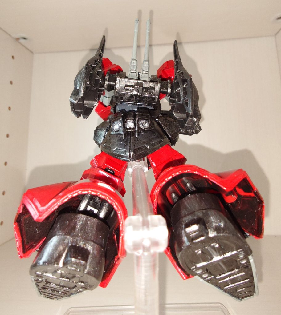 脚部装甲裏の見えやすい部分もメタルブラックで塗装 ゼータガンダムのデカールが手元にわずかしかないので今回はデカールワークは無しです