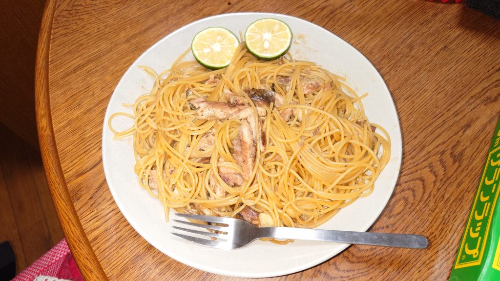 細かい作業でお腹が空きました 今季、豊漁のサンマをニンニク油で焼いて、身をほぐしておきます 同じフライパンでパスタを茹でて、オイスターソースとサンマを入れて、フライパンを振って全体を馴染ませます 皿に盛り、すだちを輪切りにして添えて完成 脂ののったサンマ、濃厚なオイスターソースの旨味をすだちでさっぱり頂けます ガンプラだけでなく、秋の味覚も楽しみたいですね