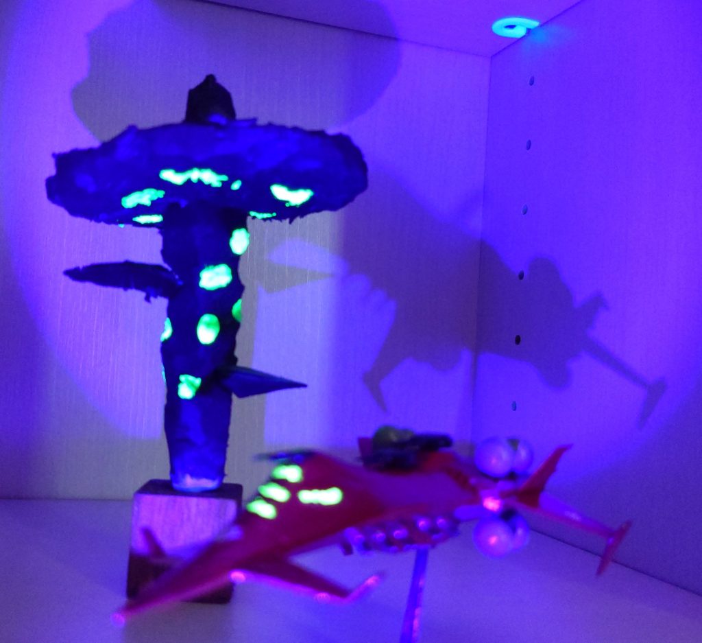 以前作ったア・バオア・クーと撮影! 安心してください uvライトで光ります! 笑 要塞があるとばえますね! AIデジラマメーカーにもかけてみましたが、認識してくれませんでした 残念!!