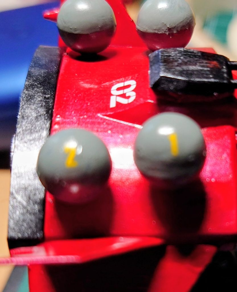 後部の上下にタンクが8個ついているので、1から8までデカール貼りましたよ 運用上、ナンバリングは必要でしょうしね