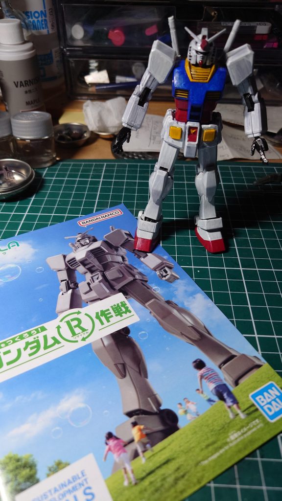 新宿の駿河屋で500円で購入した体験版ガンダム いじってないので可動性はイマイチですが、全塗装すると化けます 今回は実物大ガンダムが最初にお台場に立った時や東静岡のイベント会場に立っていたのを見上げた感動を再現したく、武装やデカールをオミットして製作 私はリアル寄りの武装マシマシがすきですが、こんなプレーンなガンダムがあってもいいですよね 笑