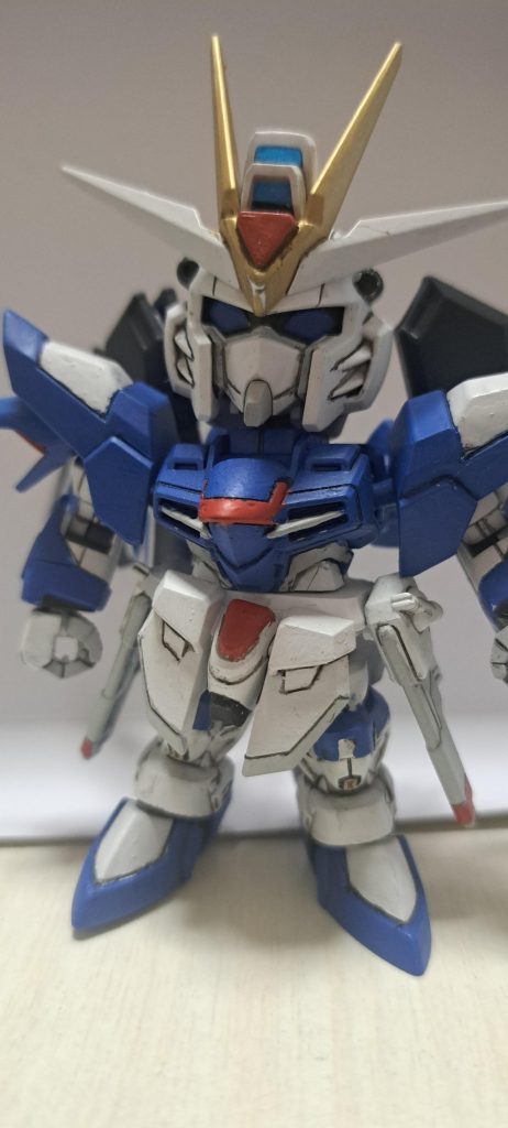 ホワイトもニュートラルグレーⅠで頑張って塗装。ほぼ塗装。スミ入れ、艶消しクリアです。HGだと華奢になりがちなのでSDだとズッシリカッコ良いです。