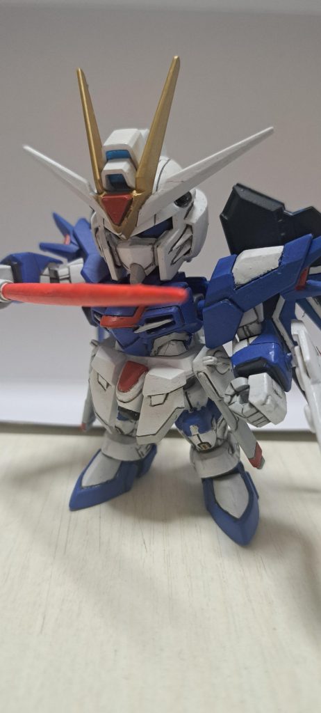 ビームサーベルは蛍光ピンク。角はゴールド、膝にもゴールド入れてみました。いつも通り一応モールド彫り直し、ホワイト部がどうしても厚くなりがちで。