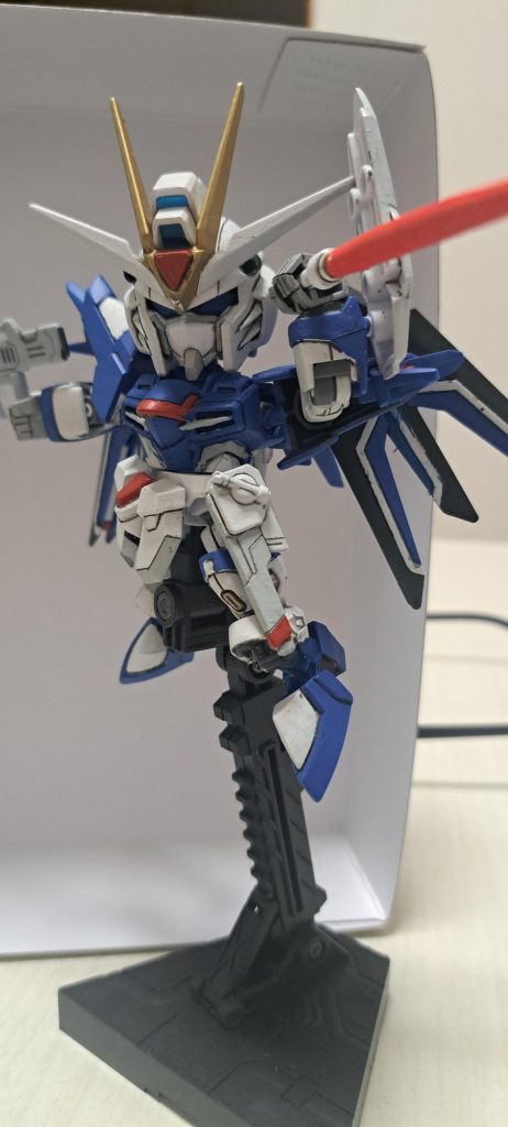 今回も時間が空いたのでコッソリ買ってきてコッソリ作りました。今回もご覧頂きありがとうございます。EGのウイングガンダムが出たんですよね。多分あったんだろうけど一目散にSDの棚を物色して後からあっ。そうだった。また出会えるでしょう。お休みにドップリ集中、楽しめました。