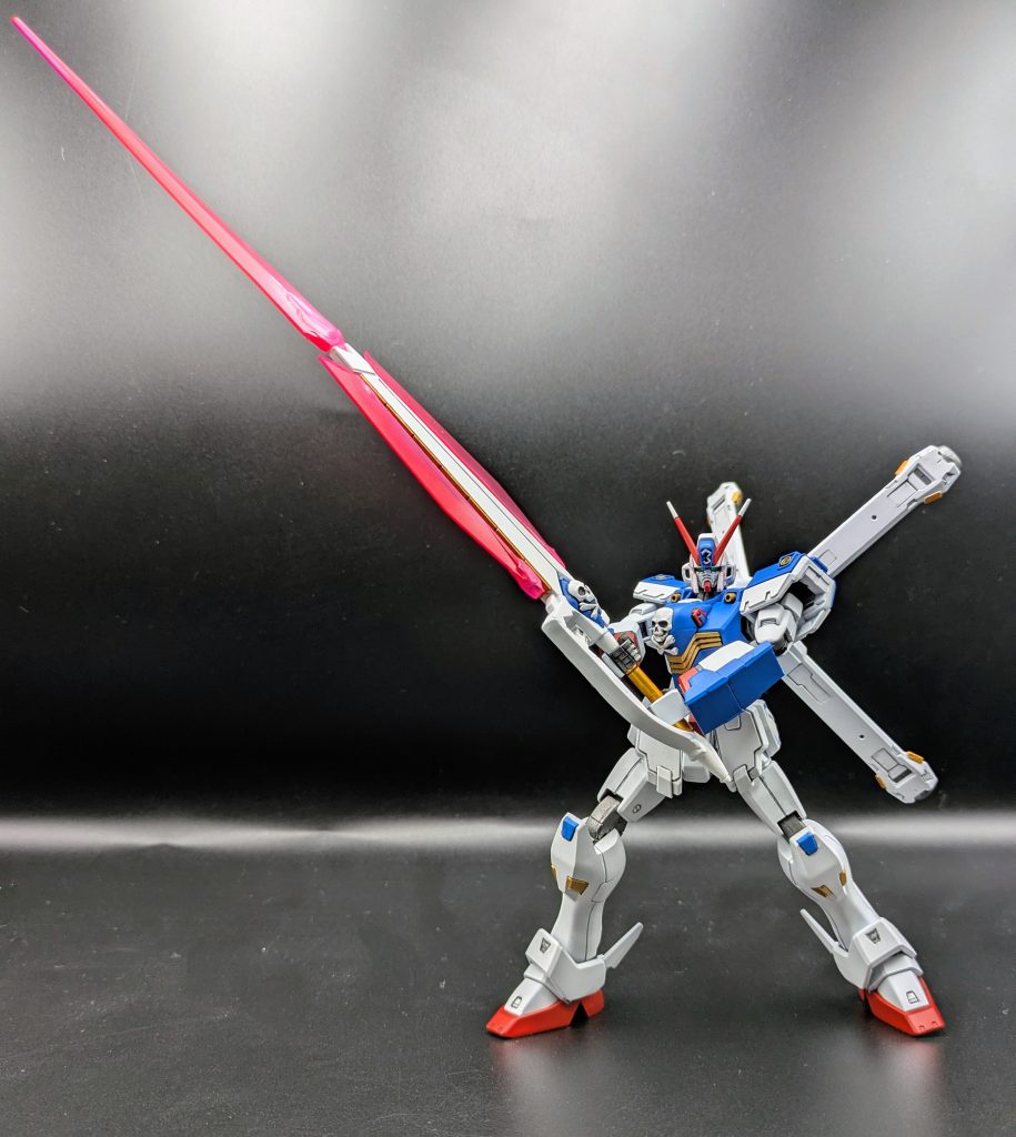 バーチャロン世代の私にはこういうビーム剣はダイヤ型に刃が伸びて欲しいので、MG00のエフェクトを切って繋げました。結果相当長くなりましたが。両手ならポーズがキマります。