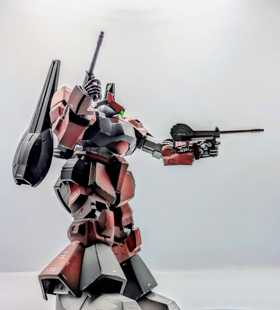 指のデザインが好みでなかったために手をコトブキヤ製に改造しましたが、しっかりとグリップできないのと、手首との接続が磁石のために武器の保持には不安が残ります。