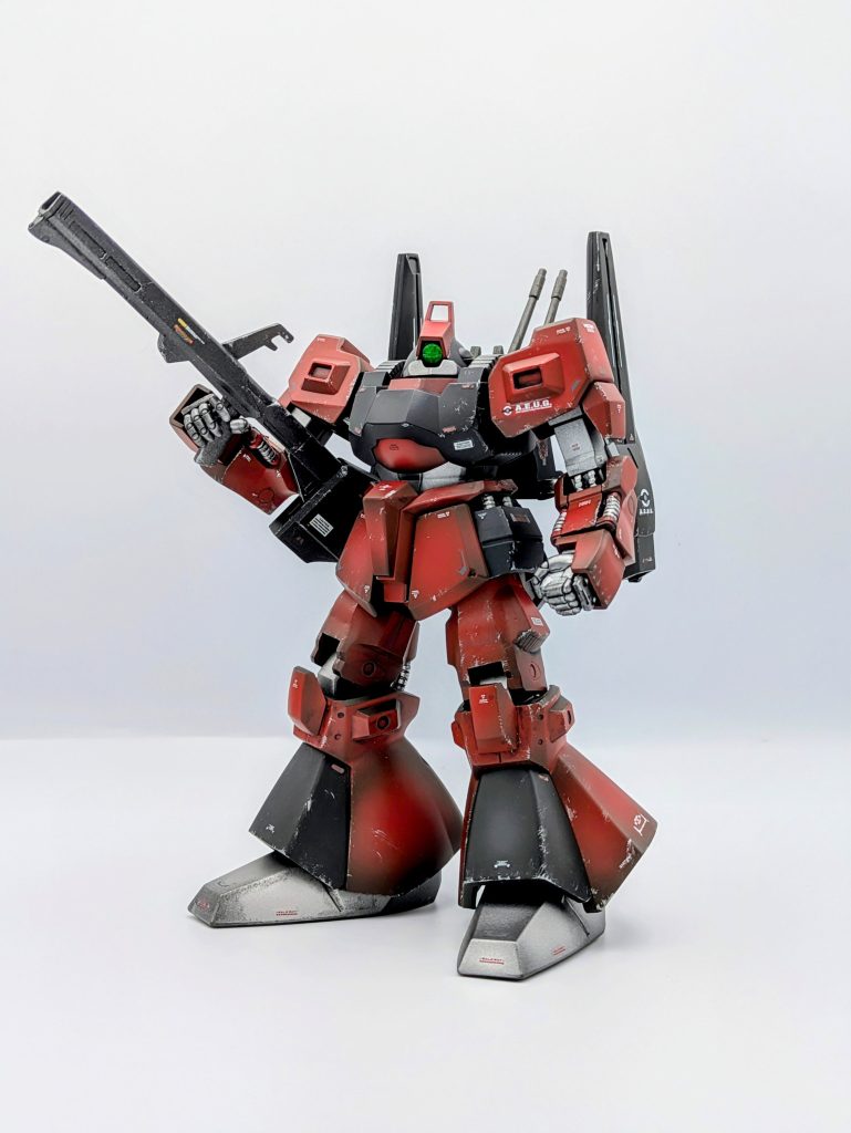 鋭角的なラインでありながら、ドム系というリック・ディアスのスタイルをしっかり再現されています。故に、腰、股間、膝は全然動きません。