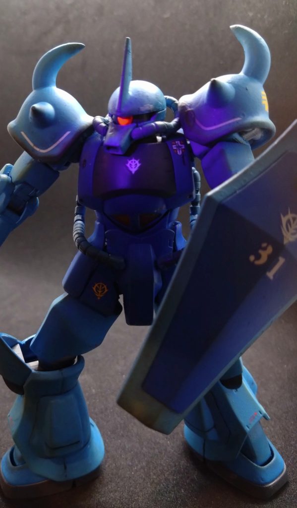 モノアイは蛍光塗料なのでブラックライトで光ります。モノアイが光るだけで心躍る、おじさんの少年心