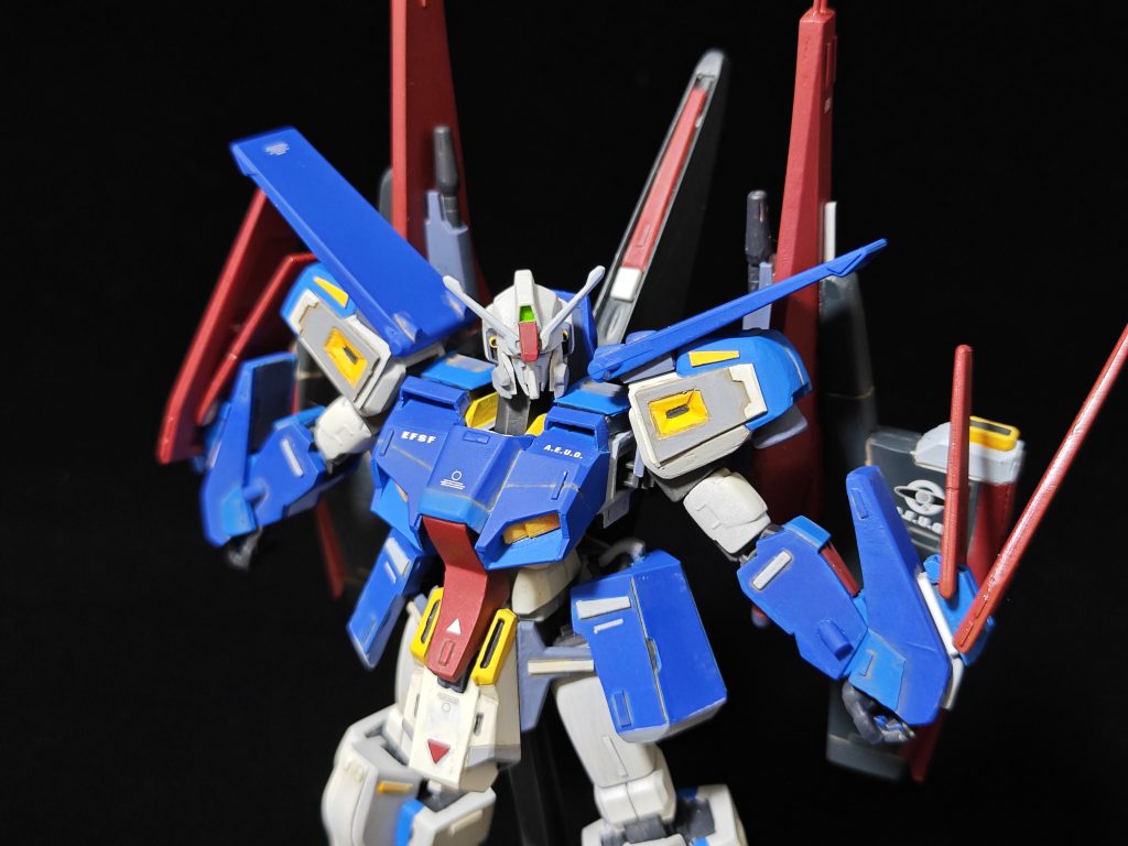 追加装備の肩のバインダーと腕のライトシールド