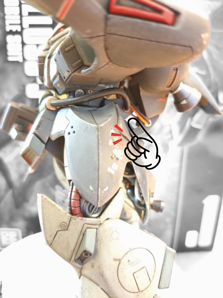 お腹から飛び出して正面ふんどし部で接続する動力パイプは脱腸のようで好みではありません。後のサーベル差し込み部から前に回り込むように変更しています。このパイプ回しはお腹周りがスッキリし、かつ可動枠が広がるので気に入っております♪