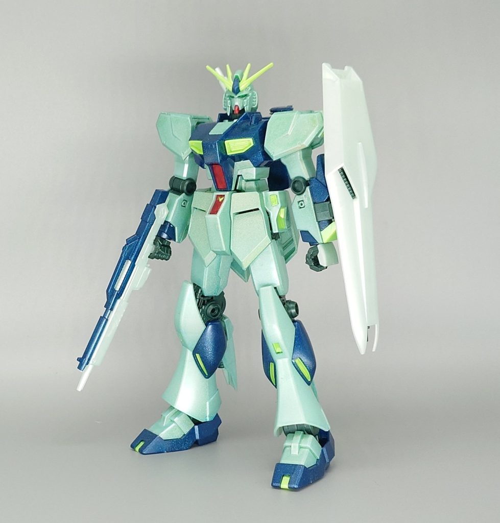 塗装自体は成功でしたが、思っていたより色が濃く、イメージ通りではなかったので失敗です。いずれ塗装を落として再塗装すると思います。月光蝶ホロシルバーを混色して緑を薄くするか、クリスタルカラー トルマリングリーン、ターコイズグリーンあたりが今の候補です。ライフルとシールドをホログリーンで塗装していないのは、サイコフレームを搭載していないからです(本体フレームの一部のみの認識です)。 サイコフレームが発光するアクシズ押し返し時はそもそも装備していませんが⋯。サイコフレームホログリーンはペン先を上に向けて左(時計回り)に回して開封(※)。スーパークリアーIII UVカット 光沢とメタリックマスターで薄めてエアブラシで吹きました。これが練習内容です(非推奨)。※大体、時計回りは閉まる方が多いので逆ですね。開けられたくない時に多い印象です。