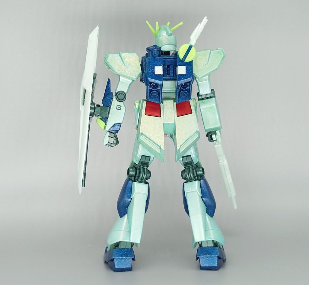 バックパックの白(薄緑)に塗り忘れが⋯。リアアーマーは綺麗に光っていると思います。何故、色が濃すぎて失敗かと言いますと、サイコフレームが発光した照り返しで装甲がほんのり色づくと思うので、装甲自体はもっと淡い方が良いと思いました。ユニコーン以後のサイコフレーム表現や、MG νガンダム Ver.Kaのサイコフレーム増量と発光ギミック有りなら良いかもしれませんが、νガンダムはある程度完成していたところにあとからサイコフレームを組み込んだので含有率低めでしたよね⋯？(記憶違いだったら申し訳ない)七面倒臭いこと考えずにキラキラさせたいんじゃー！も勿論いいと思います。個人の好みですね。