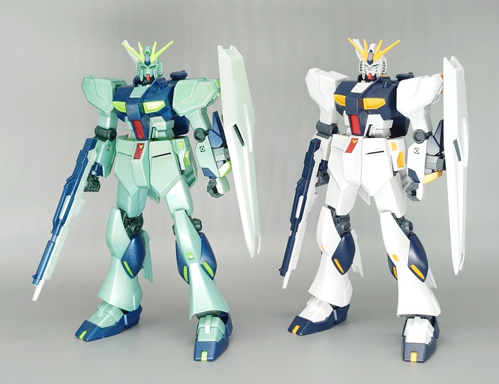 通常のνガンダムと2ショット余談として、MGは「発動」、EGは「発光」なんですね。