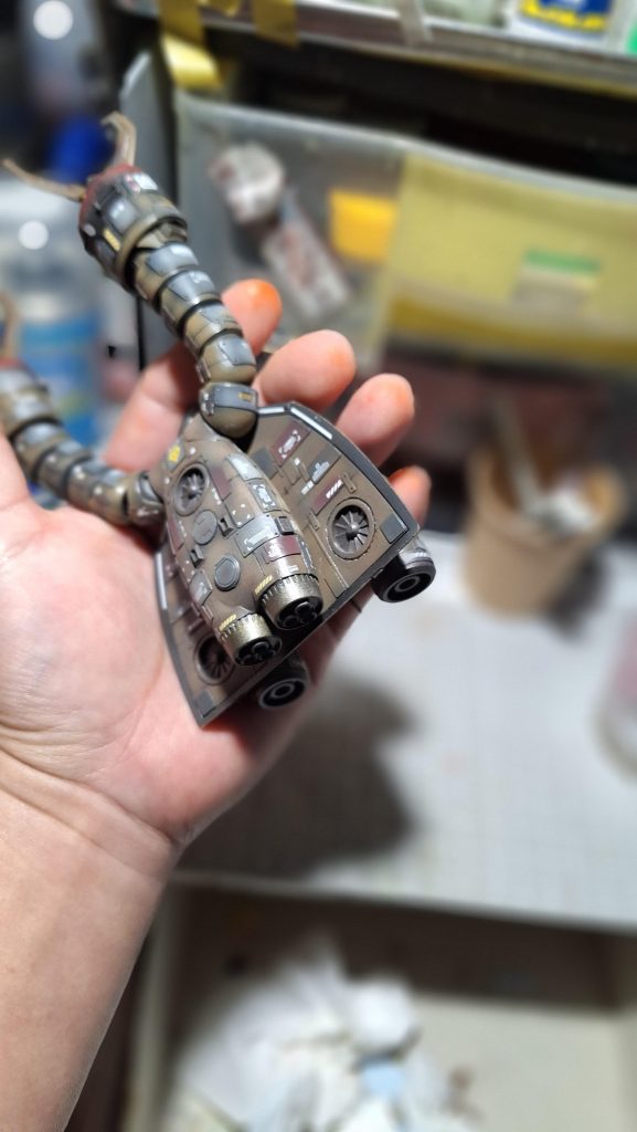 車体?の下には、ズゴックの足の裏のスクリューを移植しました😅