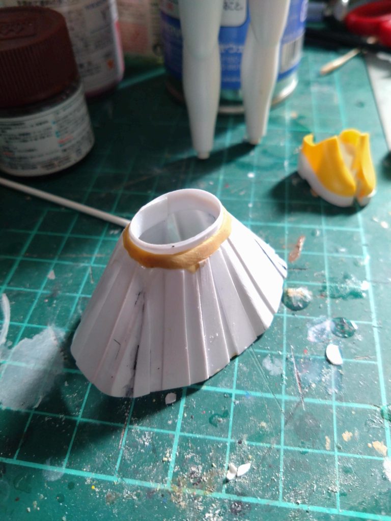 こちらはスカート部分の内側の青いほうです。コレは腰パーツに合わせたベルト状のプラ板を作り台形にカットしたプラ板を瞬着で着けていきました。