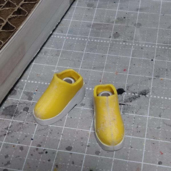 チナッガイ改造の続きです。後頭部はこんな感じになりました。スカート部分は昨日制作。腰のパーツに帯のように巻き付けたプラ板に、台形のようにカットしたプラ板を貼り合わせて制作。瞬間接着剤塗っては瞬着スプレー…でこんな感じに出来ました。 今日は昨日制作したスカートより少し短くしたプラ板をスカート一周以上の長方形型に切り取りライターで炙っては少し曲げ、そしてハサミで上から下に向かって細い3角状に切れ目を入れてその分を無理矢理曲げて瞬間接着剤とスプレーで硬化。その繰り返しで一周回ってできたのがメイド服のフワフワしたスカート状の白い部分っぽいものを制作。まだガタガタですが接着部分の隙間等に瞬間接着剤を裏表両方塗ってスプレーで硬化。その後サーフェイサーホワイトをベタベタと筆塗りしました。現在ここまでですが乾燥後にまた瞬間接着剤塗る予定です。この後ヤスリがけしたりで角を落としていく予定です。多分プラ板髪型制作のようにサフと瞬間接着剤が角を滑らかにしてくれるはず。後は靴なんですが幅広でカッコ悪いので左右半分にカットして真ん中削って接着して幅詰めしました。くるぶしあたりの丸いモールドも削りました。スカートが上手くいけばまた来週末にはかなり進めれると思います。🤔（5枚目）
