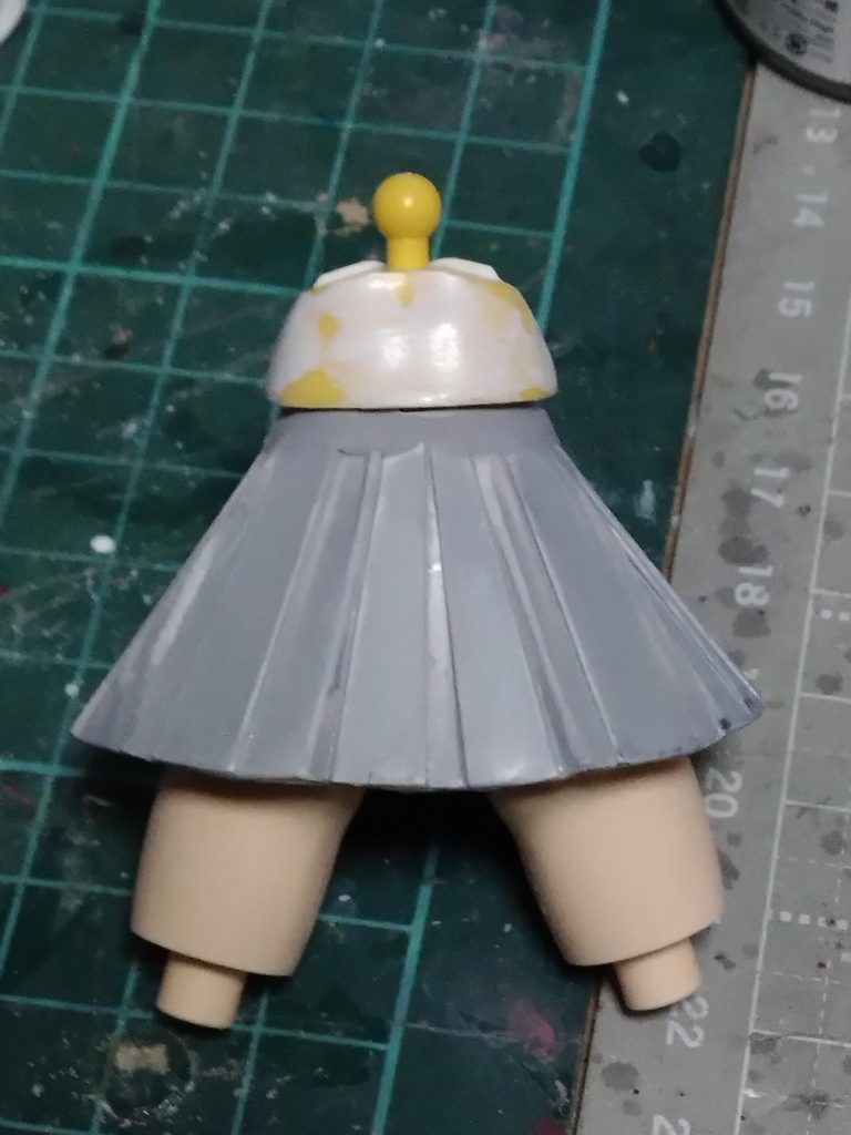 瞬着スプレーやサフしたりヤスリがけしたりを繰り返し角に丸みができたら大体良いと思います。