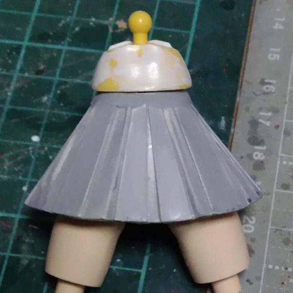 昨日の晩から白サフ塗ったり、瞬間接着剤で表面固めて穴埋めたり、ヤスったりやってました。今日は缶サフ吹いてみましたがやはりキズや穴が…でまたヤスリがけ。でやっとまぁまぁ穴が消えてきました。炙って曲げたスカート部分は角を落として丸みをつけるため瞬間接着剤とサフ塗りとヤスリがけを多用しましたがそれによる小さなヒケが多数あり大変でした。合わせ目の処理も一緒にやって…昨日からヤスリがけばかりだなぁ。組み合わせてみるとかなり理想のメイドっぽくなりました。一体私は何をしているのだろうかと一瞬よぎりましたが元がガンプラなのでガンプラ改造の枠内ですよね。早く塗装したいけど表面処理は時間がかかるなぁ。 （2枚目）