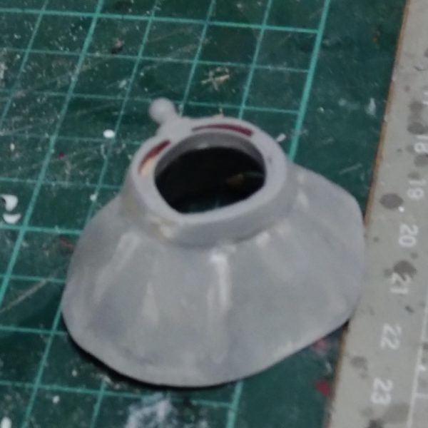 昨日の晩から白サフ塗ったり、瞬間接着剤で表面固めて穴埋めたり、ヤスったりやってました。今日は缶サフ吹いてみましたがやはりキズや穴が…でまたヤスリがけ。でやっとまぁまぁ穴が消えてきました。炙って曲げたスカート部分は角を落として丸みをつけるため瞬間接着剤とサフ塗りとヤスリがけを多用しましたがそれによる小さなヒケが多数あり大変でした。合わせ目の処理も一緒にやって…昨日からヤスリがけばかりだなぁ。組み合わせてみるとかなり理想のメイドっぽくなりました。一体私は何をしているのだろうかと一瞬よぎりましたが元がガンプラなのでガンプラ改造の枠内ですよね。早く塗装したいけど表面処理は時間がかかるなぁ。 （3枚目）