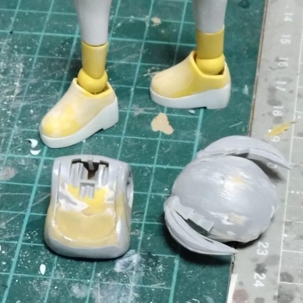 昨日の晩から白サフ塗ったり、瞬間接着剤で表面固めて穴埋めたり、ヤスったりやってました。今日は缶サフ吹いてみましたがやはりキズや穴が…でまたヤスリがけ。でやっとまぁまぁ穴が消えてきました。炙って曲げたスカート部分は角を落として丸みをつけるため瞬間接着剤とサフ塗りとヤスリがけを多用しましたがそれによる小さなヒケが多数あり大変でした。合わせ目の処理も一緒にやって…昨日からヤスリがけばかりだなぁ。組み合わせてみるとかなり理想のメイドっぽくなりました。一体私は何をしているのだろうかと一瞬よぎりましたが元がガンプラなのでガンプラ改造の枠内ですよね。早く塗装したいけど表面処理は時間がかかるなぁ。 （4枚目）