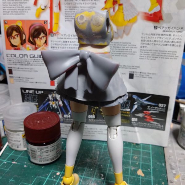 昨日の晩から白サフ塗ったり、瞬間接着剤で表面固めて穴埋めたり、ヤスったりやってました。今日は缶サフ吹いてみましたがやはりキズや穴が…でまたヤスリがけ。でやっとまぁまぁ穴が消えてきました。炙って曲げたスカート部分は角を落として丸みをつけるため瞬間接着剤とサフ塗りとヤスリがけを多用しましたがそれによる小さなヒケが多数あり大変でした。合わせ目の処理も一緒にやって…昨日からヤスリがけばかりだなぁ。組み合わせてみるとかなり理想のメイドっぽくなりました。一体私は何をしているのだろうかと一瞬よぎりましたが元がガンプラなのでガンプラ改造の枠内ですよね。早く塗装したいけど表面処理は時間がかかるなぁ。 （5枚目）