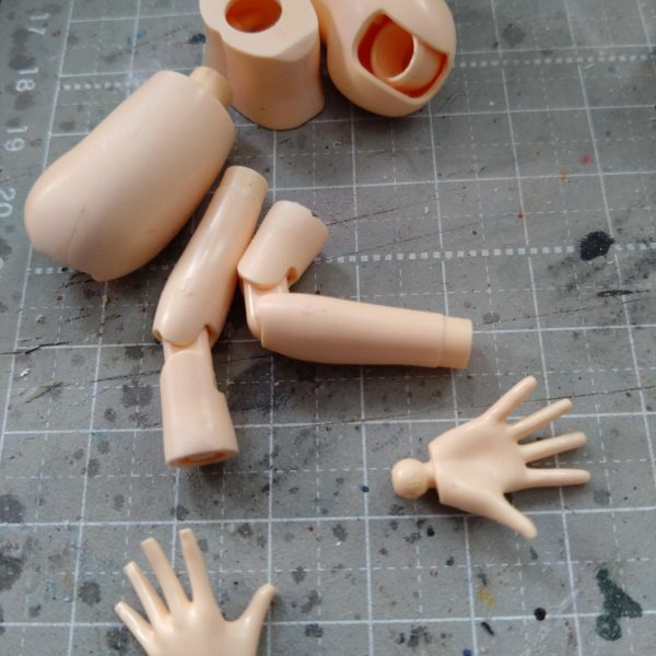 さぁてパーツも分けました。肌色パーツはまたいつか塗装しよう。そうだった指先を改造しよう。片方は伸ばしランナーを曲げて接着。片方は元の指に切れ目を入れて曲げ接着。後者の方がやりやすかったなと思います。そしてまた暫く出来ないからなぁと思いシロサフでもと準備始めたら…やっちまいました。😱少し被害受けたパーツもありましたが顔パーツは無事でした。「顔はマズイよボディにしな！」などと悪魔のささやきが聞こえそうですが…テンションガタ落ちです。もう後始末して今日は終了です。やっちまったものは仕方がない。次回はまた週末になると思います。😮‍💨（2枚目）