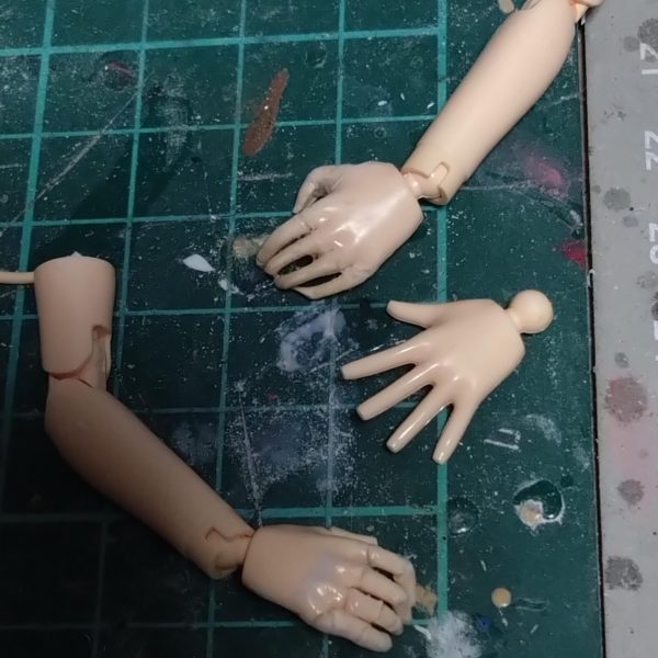 さぁてパーツも分けました。肌色パーツはまたいつか塗装しよう。そうだった指先を改造しよう。片方は伸ばしランナーを曲げて接着。片方は元の指に切れ目を入れて曲げ接着。後者の方がやりやすかったなと思います。そしてまた暫く出来ないからなぁと思いシロサフでもと準備始めたら…やっちまいました。😱少し被害受けたパーツもありましたが顔パーツは無事でした。「顔はマズイよボディにしな！」などと悪魔のささやきが聞こえそうですが…テンションガタ落ちです。もう後始末して今日は終了です。やっちまったものは仕方がない。次回はまた週末になると思います。😮‍💨（3枚目）