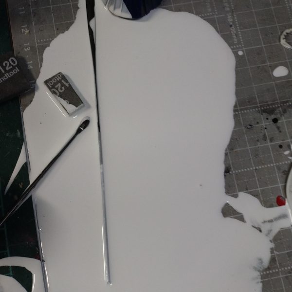 さぁてパーツも分けました。肌色パーツはまたいつか塗装しよう。そうだった指先を改造しよう。片方は伸ばしランナーを曲げて接着。片方は元の指に切れ目を入れて曲げ接着。後者の方がやりやすかったなと思います。そしてまた暫く出来ないからなぁと思いシロサフでもと準備始めたら…やっちまいました。😱少し被害受けたパーツもありましたが顔パーツは無事でした。「顔はマズイよボディにしな！」などと悪魔のささやきが聞こえそうですが…テンションガタ落ちです。もう後始末して今日は終了です。やっちまったものは仕方がない。次回はまた週末になると思います。😮‍💨（4枚目）