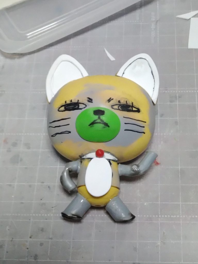 こっちは余ったパーツの腕と頭を使ったターボババアです。腕と足はプラパイプを曲げて作りました。イメージを油性マジックで描いてみました。後はサフ、白を筆塗りしてから一応ラッカークリアー吹いて保護しましたがなんせ突貫作業してたので一発勝負でマジックで書き込みました。はみ出し部分だけ拭き取りと削りで少し修正しました。何とか完成しましたが制作途中は少し照れてる感じにと満足してたのですがメイド姿に合わせるとうーんもう少し明るい表情にしたかったなぁと思いました。メイド姿より元気な制服姿のほうが綾瀬さんらしいかもです。知らない方は「ダンダダン」楽しいのでアニメ観てみましょう。