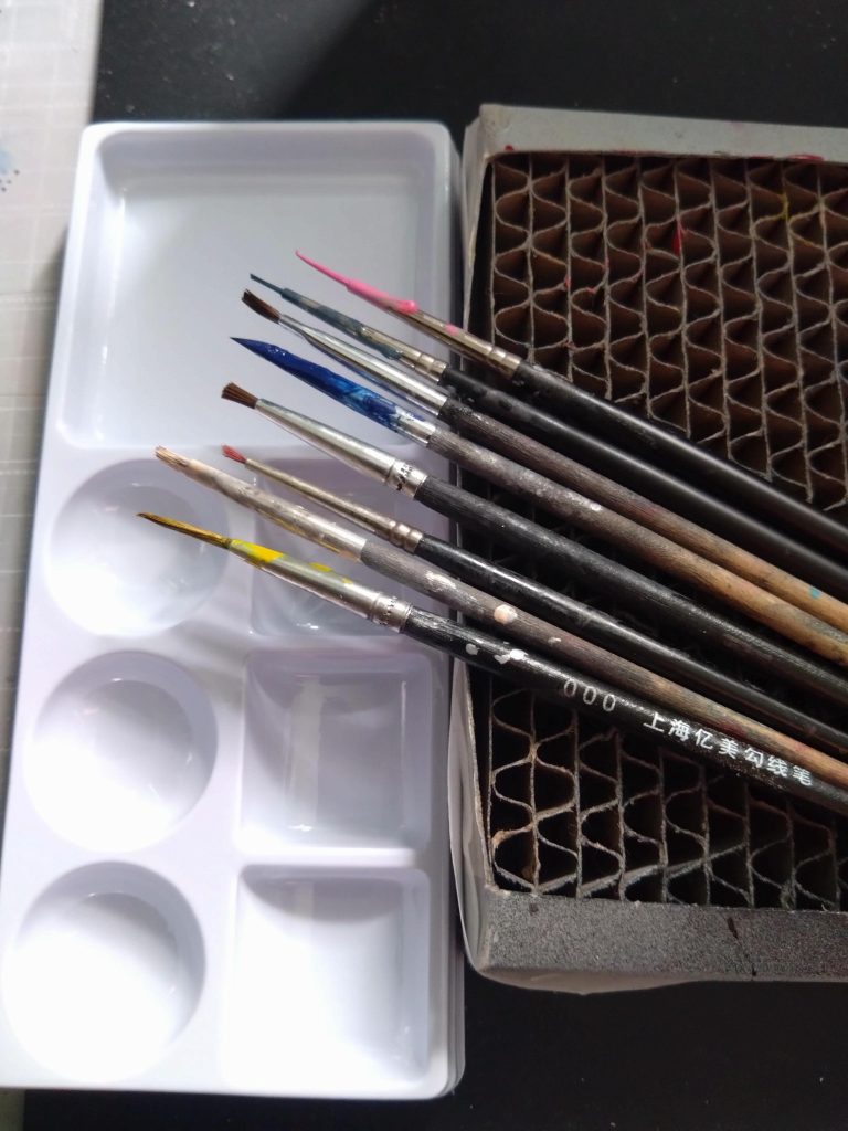 それで100均で売ってる使い捨てのパレットで調色したりで使用してます。使用した筆はラッカーシンナーの瓶にまとめて漬けて筆先を拭き取りまた次に使用。明るいカラーや極細の顔パーツ等の時は気合入れて新品出したりもします。