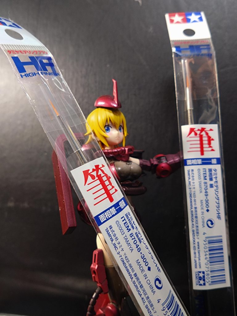 私がGUNSTAさんに投稿するようになってからTOMSIMさんの作品に衝撃を受け自分も美プラの沼へ。しかし当時はまだまだ美プラ界はGUNSTA界でも異端な存在なのかなぁと少し感じていました。現在ではかなり環境も変わってきたように感じられますね。話がそれましたがまずは良く好んで使っているのがタミヤの面相筆です。他にも少し高いやつも使ってみましたが値段も使いやすさも私はコレで大概の美プラの顔やガンプラ筆塗りやってますね。面部分はこのシリーズの平筆です。