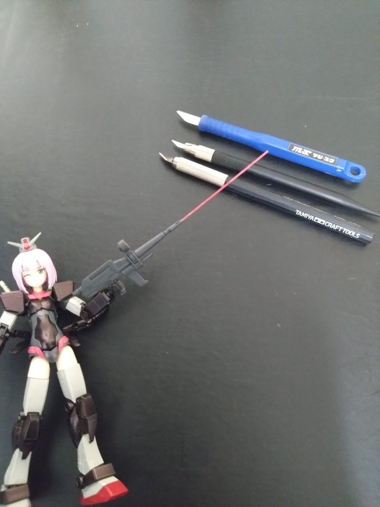 そして顔パーツの塗装部分では細線を筆で描いて少しだけ修正したい時等には、線のブレやはみ出し部分を乾燥後にそっと削ることができるマイクロセラブレード。真ん中のやつですね。タミヤのデザインナイフは転がらないので便利です。そして青いやつがマジスクってやつで半信半疑で買ってみましたがカンナがけやデザインナイフのようにゴリゴリ削る事もできてナイフの様に危なくないので便利です。