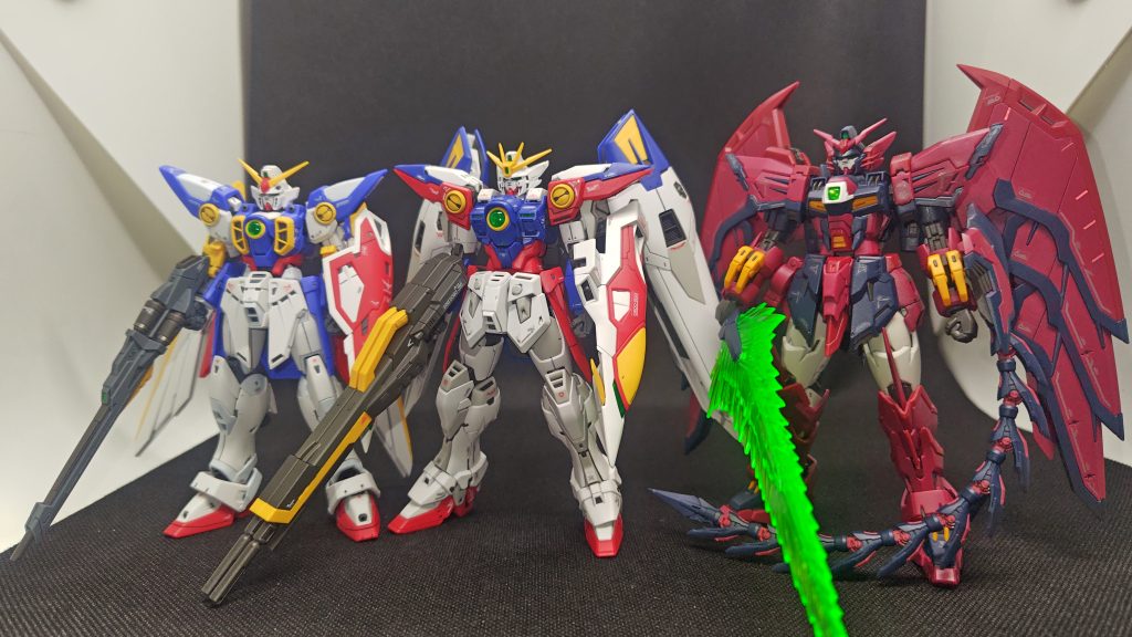 せっかくなので、ガンダムWのRGを並べてみました。こうして見ると、ウイングガンダムが細く見えます。というか、ゼロも体格いいのですがエピオンがガチムチです。