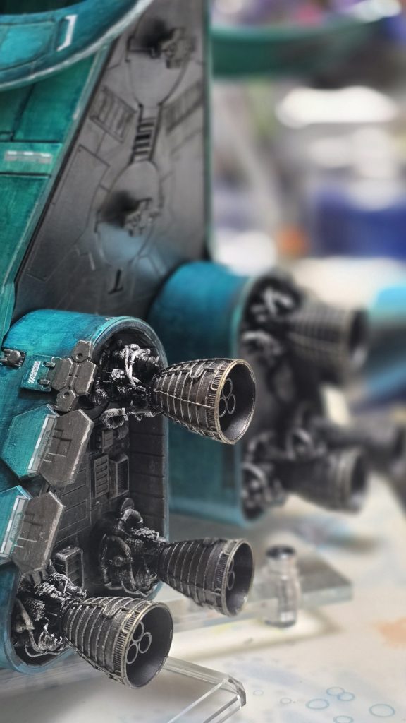 バーニアノズルもチープだったのでディテールアップしてます。