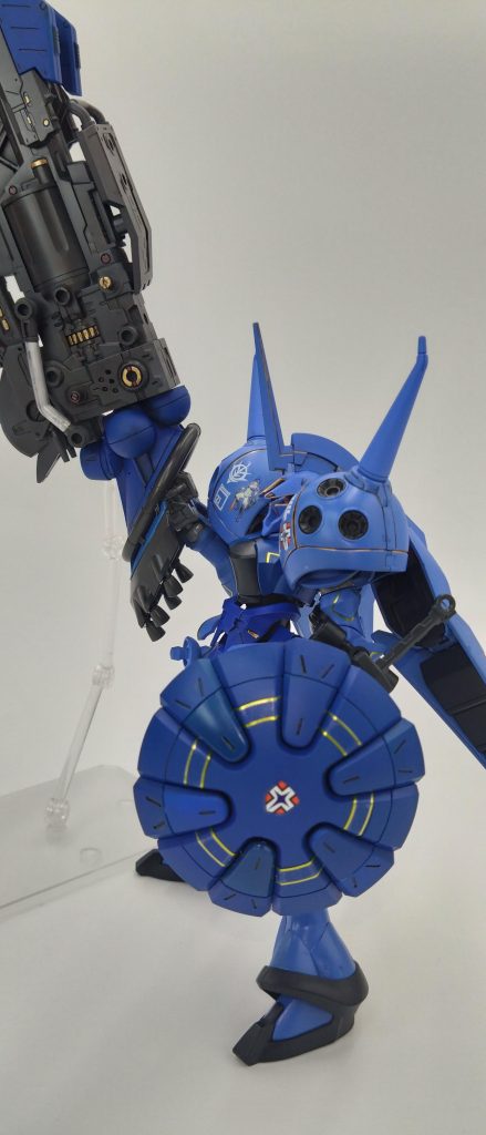 ジオンMSギャンの発展型であり総合性能を上げた最上位機でわずか5機生産していない機体で主に頭部は西洋甲冑を思わせる二重装甲を追加・肩にはバリアブルブースターシールドという可動式シールドで多方向からの攻撃に対応できると同時にスラスターも常備しているため高い防御と機動力を獲得した。