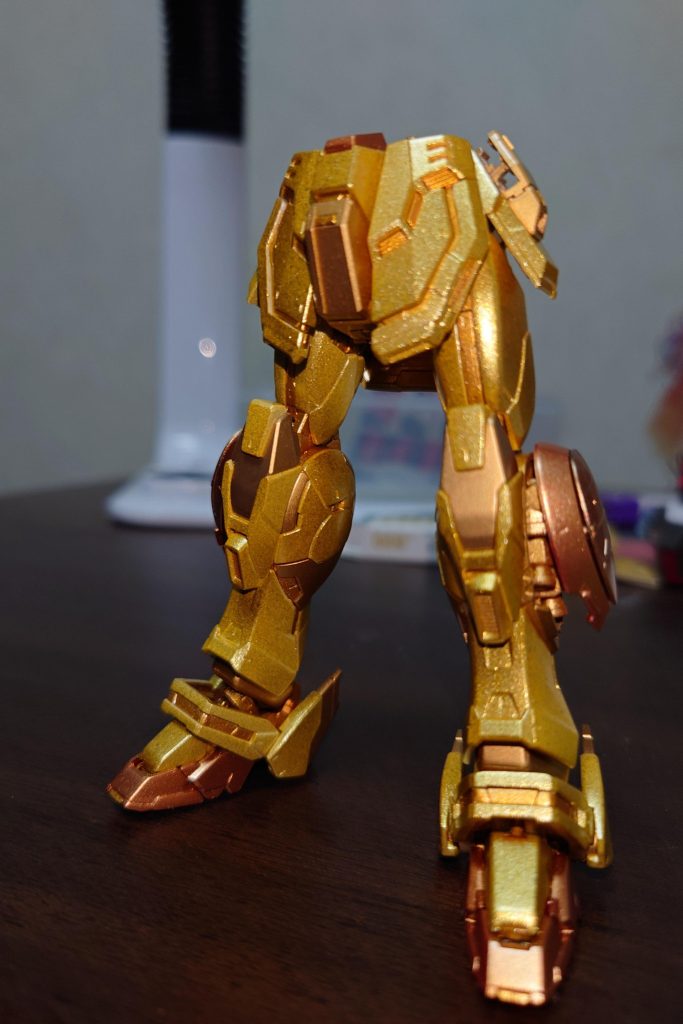下半身経過写真。実際は黒の部分もあるのですが(アンクルガードの所とか)折角なので全部ゴールドにしちゃいました(汗)