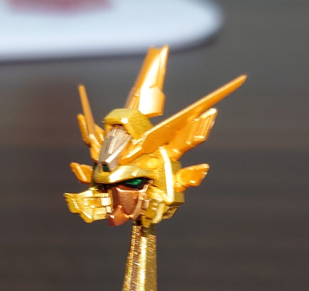 頭部作成途中。ゴールド塗装ですが、白＝ラフゴールド、グレー＝スーパーリッチゴールド、赤&青＝スーパーレッドゴールド、関節パーツ&黄色＝スターブライトゴールド。で塗り分けていました。 