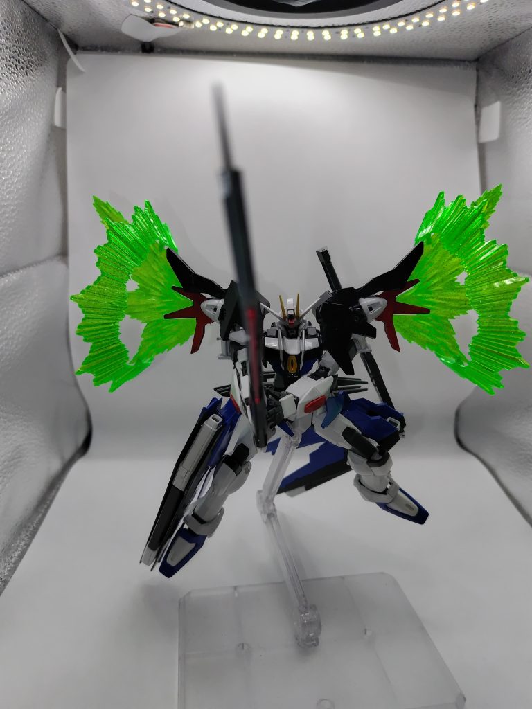 設定ではGN粒子をデスティニー由来のウイングユニットで加速させることで従来のフリーダム以上の機動性を持つことに成功し､超高速戦闘に対応できるようにしました