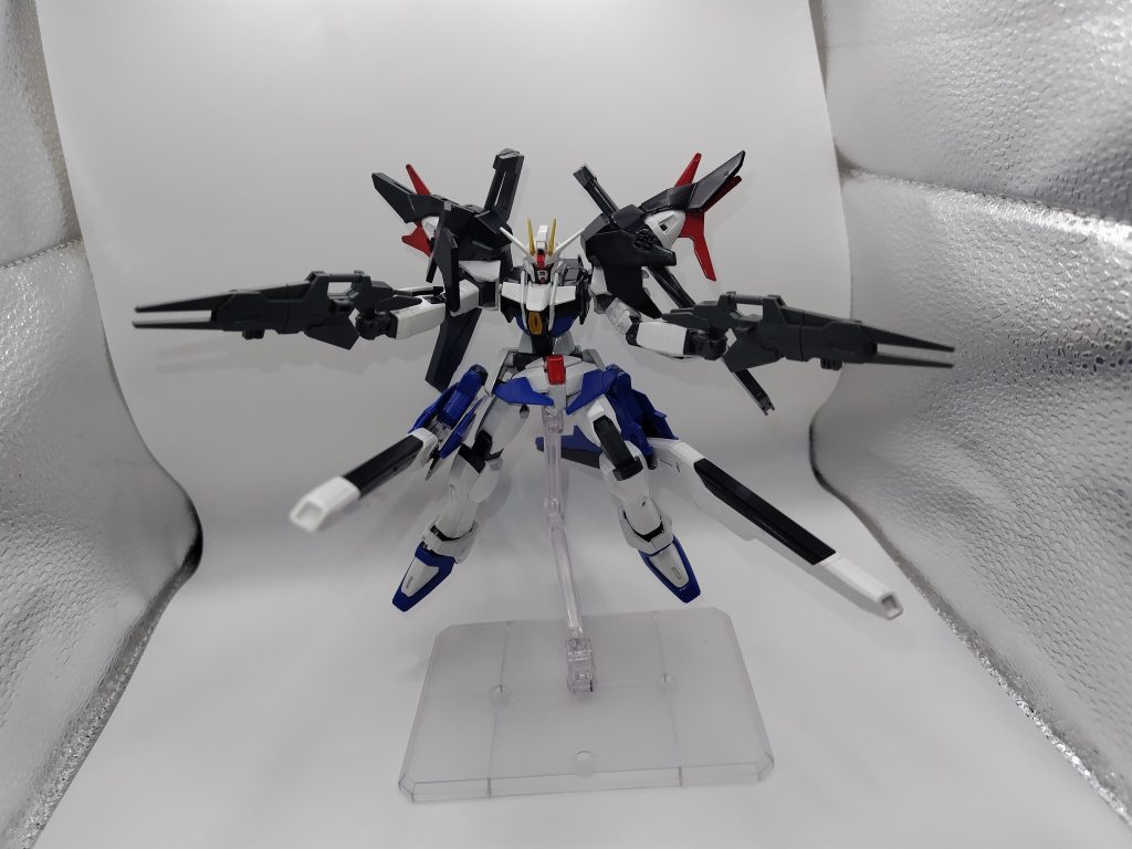 フリーダムガンダムの要素の1つでもあるフルバーストをこの機体でも行えるようにフリーダムの翼を腰に移植しました｡