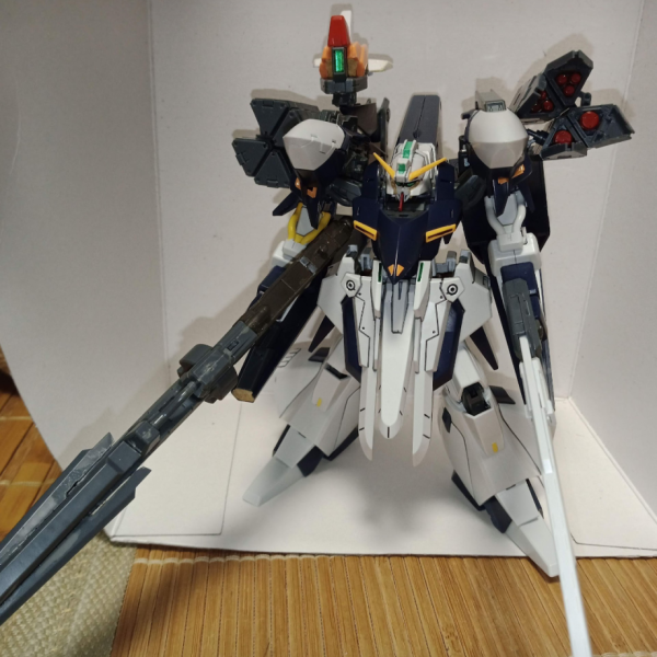 6年前の画像が見つかったのであげておきます…。当時AoZを読んでいて、2号機はガンダムフェイスなのかと思い作っていました。近年プレバンで販売していたヤツですね。コンセプトはエリアドミナンスではなく、長距離砲撃機でした。ハルートのGNドライヴでセンサーを作り、数種類の弾頭を装填したミサイルポッドを追加。色々なジャンクでメガビームライフルをでっち上げました。バインダーもメガ粒子砲をカットしてシールドブースターにしていたと思います。画像は残っていませんが、オプションとしてギガンティックアームユニットならぬギガンティックレッグユニットや！と思い、ハルートのバックパックとレギンレイズジュリアの脚で作成していたのですが、後から既に存在していることを知りました。可変すると量産型ビグザムみたいになって当時は満足していました。いつかフルドドIIを手に入れたら左肩もクローユニットに換装してやろうと思って時が過ぎ今に至ります。ちなみになんですが、なんとフェイスパーツにはA-Zガンダムが使用されています。当時はこんなに貴重なものになるとも思わずにパーツはバラバラに改造素材にされていきました。（2枚目）
