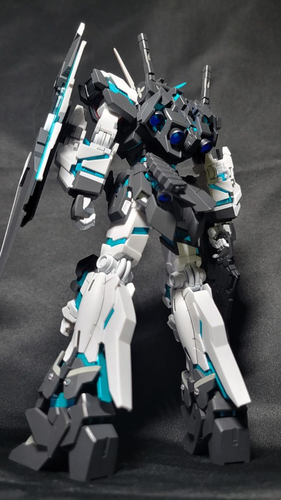 バーニア内は蛍光ブルーでブラックライトに反応します。